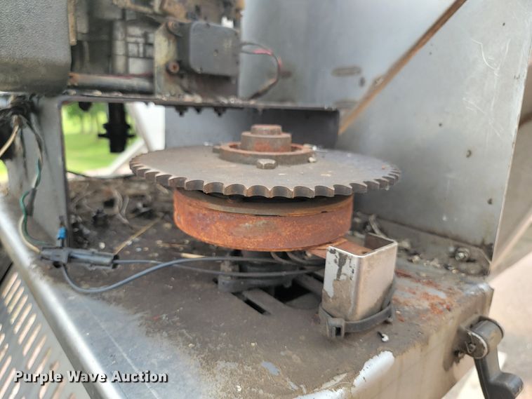 image for item JG9854 2006 Buyers  spreader