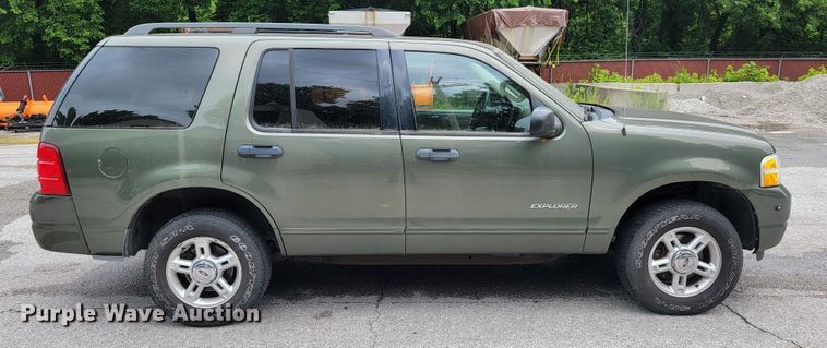 image for item JL9372 2004 Ford Explorer XLT  SUV