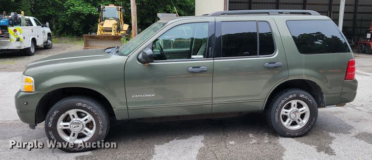 image for item JL9372 2004 Ford Explorer XLT  SUV