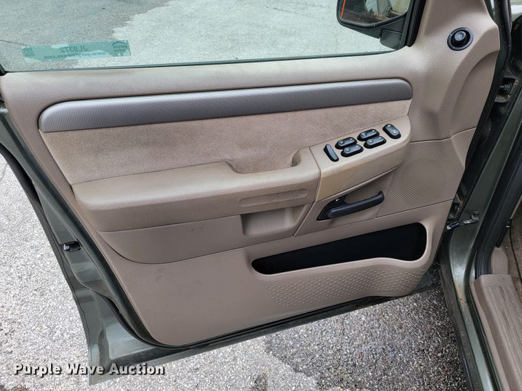 image for item JL9372 2004 Ford Explorer XLT  SUV