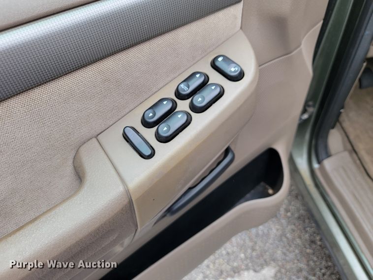 image for item JL9372 2004 Ford Explorer XLT  SUV