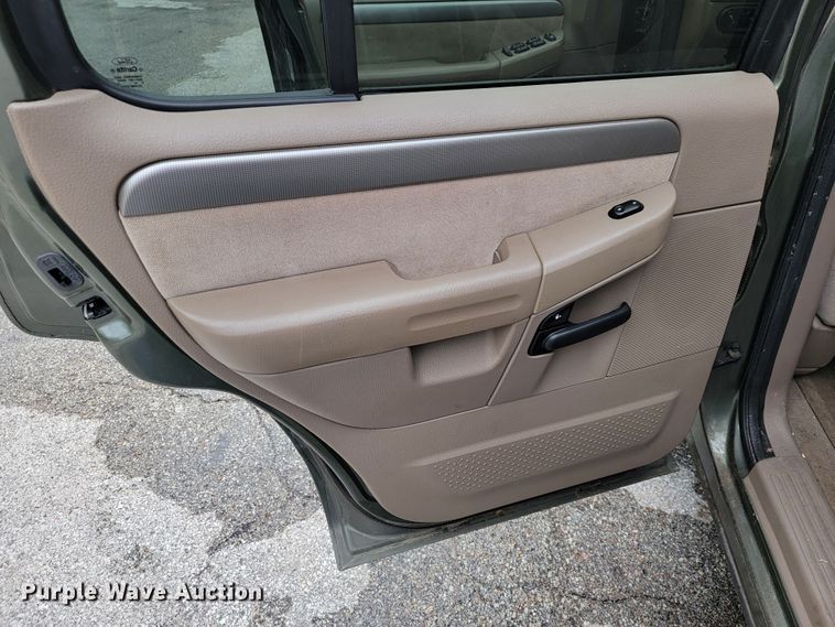 image for item JL9372 2004 Ford Explorer XLT  SUV