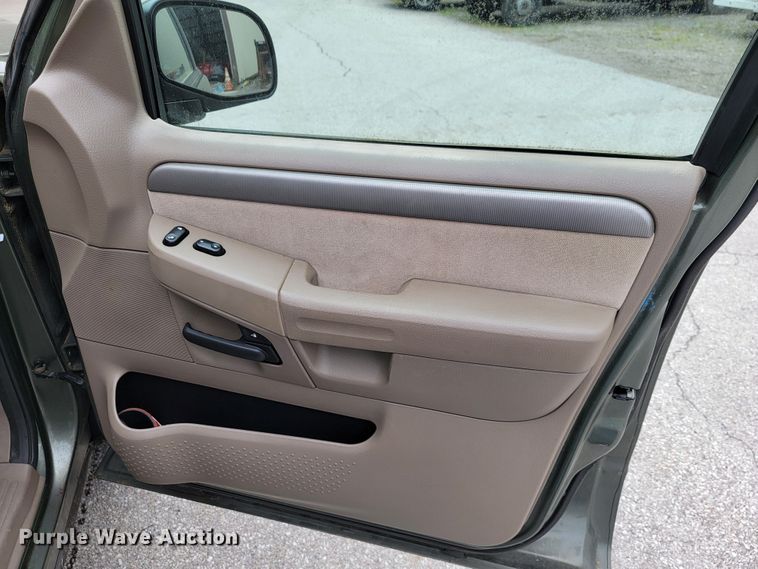 image for item JL9372 2004 Ford Explorer XLT  SUV