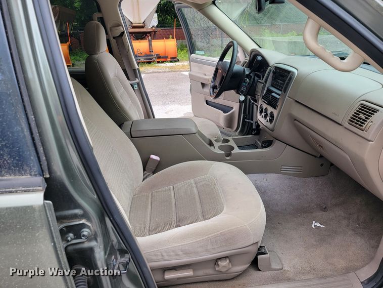 image for item JL9372 2004 Ford Explorer XLT  SUV