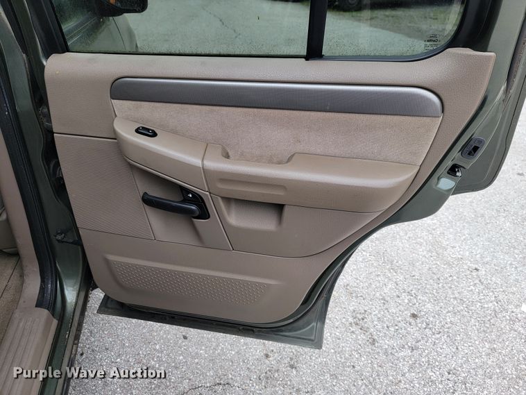 image for item JL9372 2004 Ford Explorer XLT  SUV