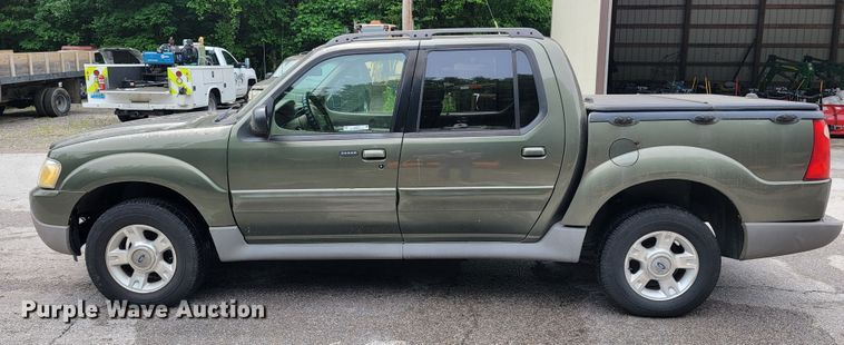 image for item JL9373 2001 Ford Explorer Sport Trac  Crew Cab pickup truck