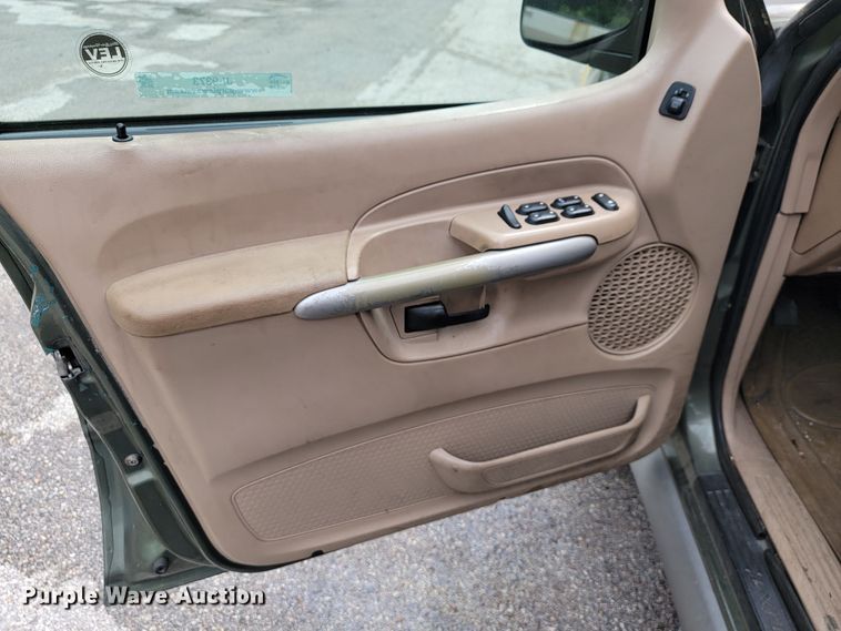 image for item JL9373 2001 Ford Explorer Sport Trac  Crew Cab pickup truck