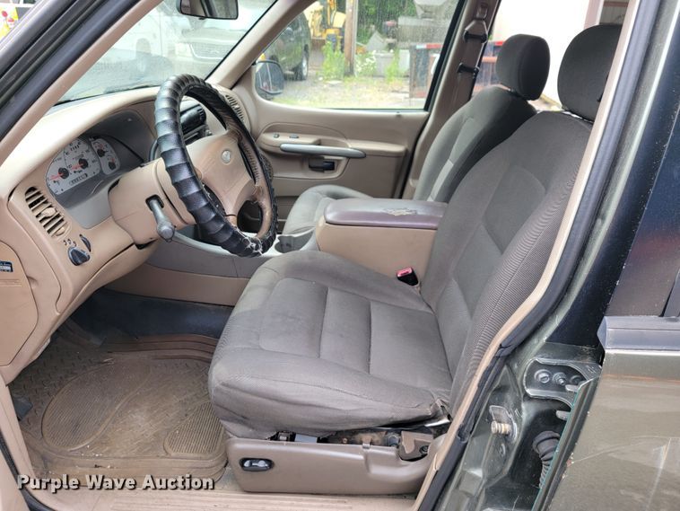 image for item JL9373 2001 Ford Explorer Sport Trac  Crew Cab pickup truck