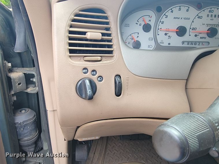 image for item JL9373 2001 Ford Explorer Sport Trac  Crew Cab pickup truck