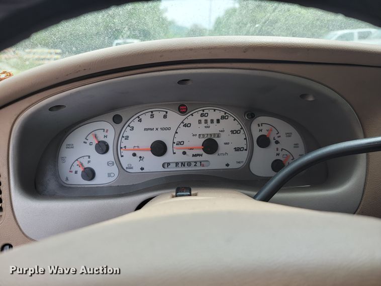 image for item JL9373 2001 Ford Explorer Sport Trac  Crew Cab pickup truck