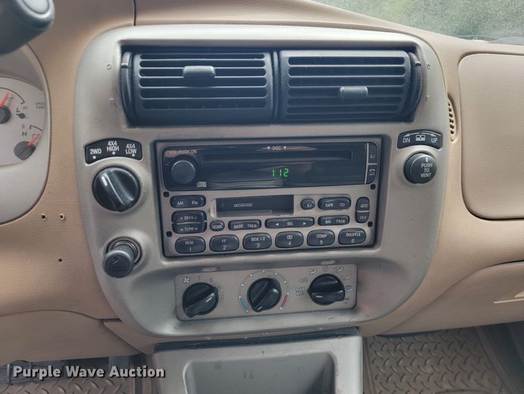 image for item JL9373 2001 Ford Explorer Sport Trac  Crew Cab pickup truck