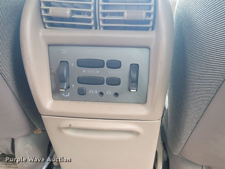 image for item JL9373 2001 Ford Explorer Sport Trac  Crew Cab pickup truck