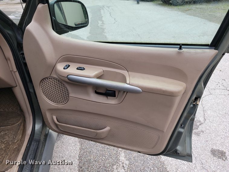 image for item JL9373 2001 Ford Explorer Sport Trac  Crew Cab pickup truck