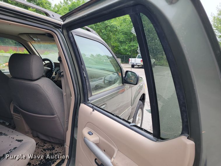 image for item JL9373 2001 Ford Explorer Sport Trac  Crew Cab pickup truck