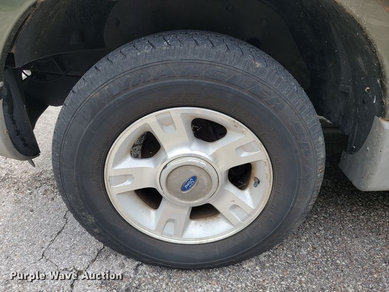 image for item JL9373 2001 Ford Explorer Sport Trac  Crew Cab pickup truck