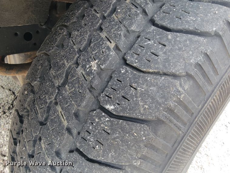 image for item JL9373 2001 Ford Explorer Sport Trac  Crew Cab pickup truck