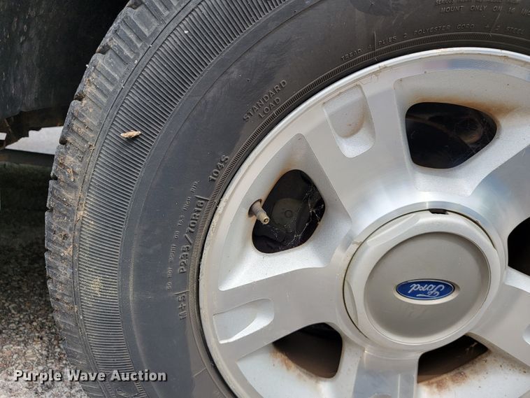 image for item JL9373 2001 Ford Explorer Sport Trac  Crew Cab pickup truck