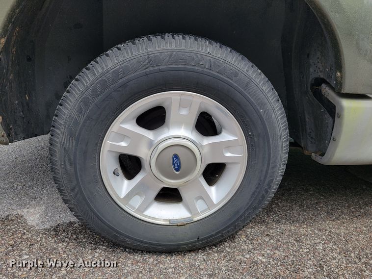 image for item JL9373 2001 Ford Explorer Sport Trac  Crew Cab pickup truck