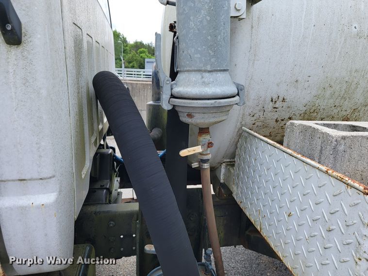 image for item JL9416 1994 Chevrolet Kodiak C7H042  tank truck