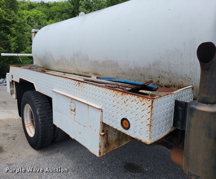 image for item JL9416 1994 Chevrolet Kodiak C7H042  tank truck