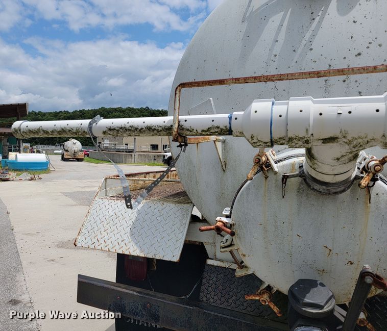 image for item JL9416 1994 Chevrolet Kodiak C7H042  tank truck