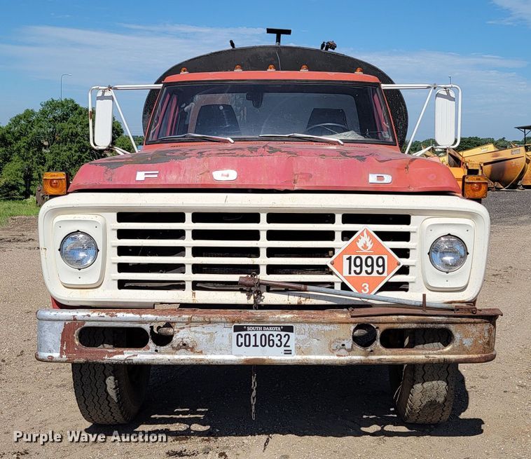 image for item KA9295 1973 Ford F750  oil distributor truck