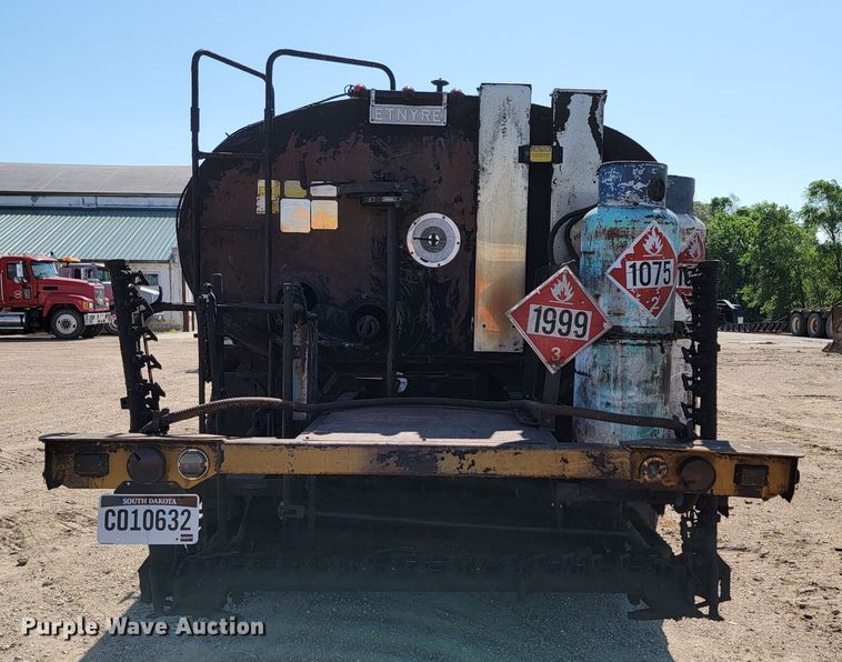 image for item KA9295 1973 Ford F750  oil distributor truck