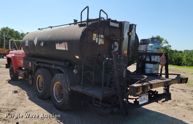 image for item KA9295 1973 Ford F750  oil distributor truck