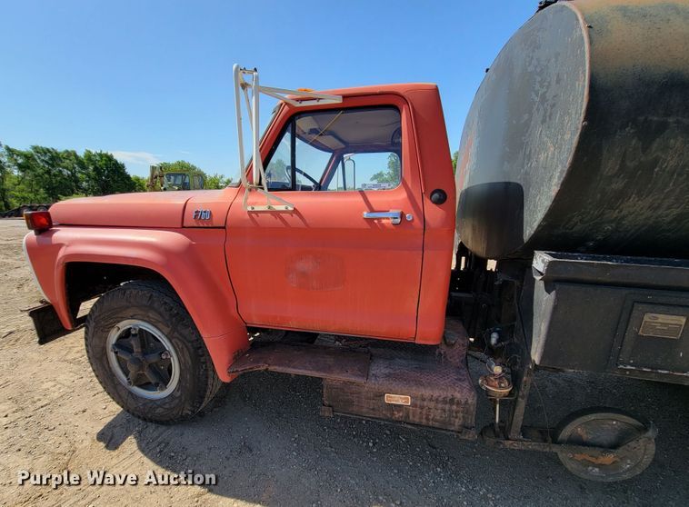 image for item KA9295 1973 Ford F750  oil distributor truck