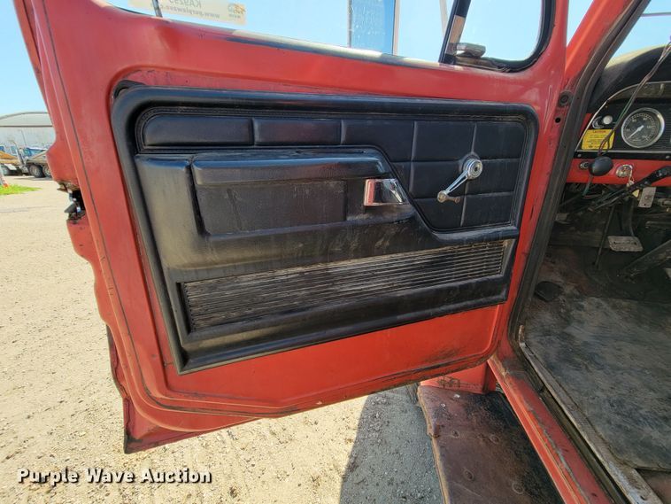 image for item KA9295 1973 Ford F750  oil distributor truck