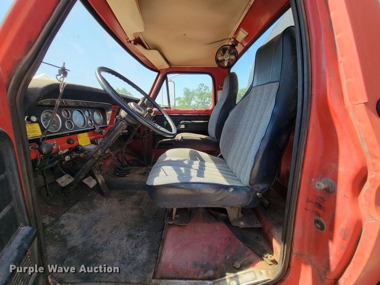 image for item KA9295 1973 Ford F750  oil distributor truck