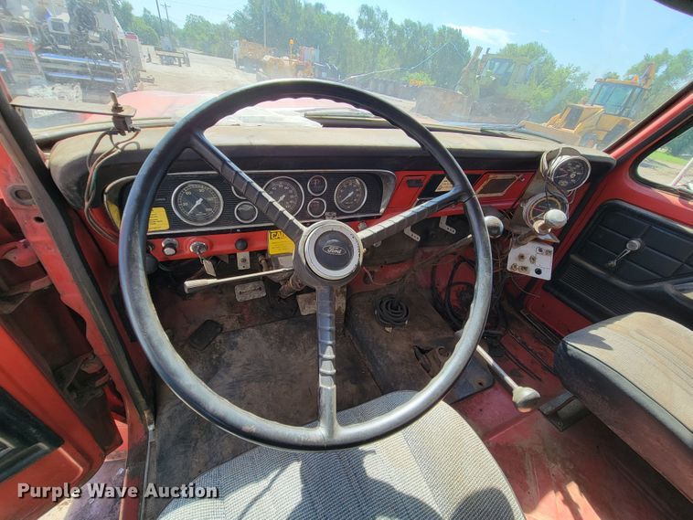 image for item KA9295 1973 Ford F750  oil distributor truck