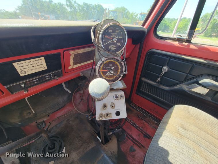 image for item KA9295 1973 Ford F750  oil distributor truck