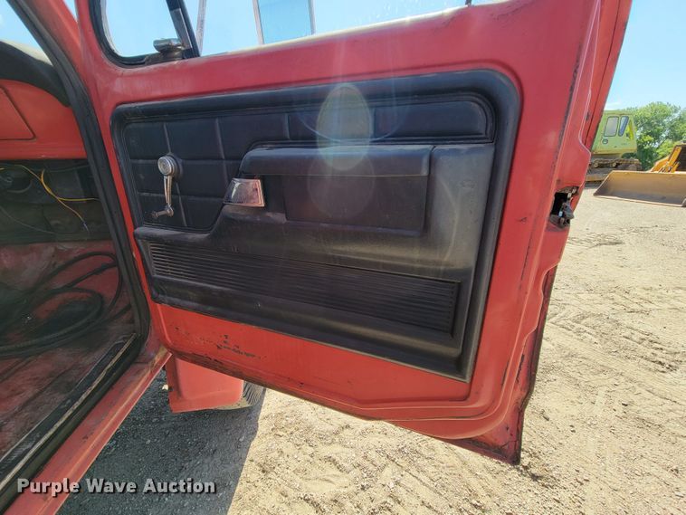 image for item KA9295 1973 Ford F750  oil distributor truck