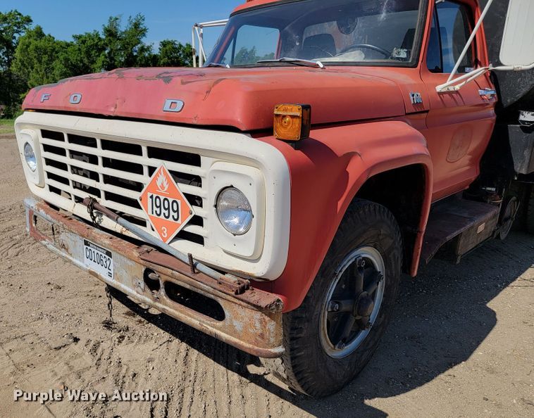 image for item KA9295 1973 Ford F750  oil distributor truck