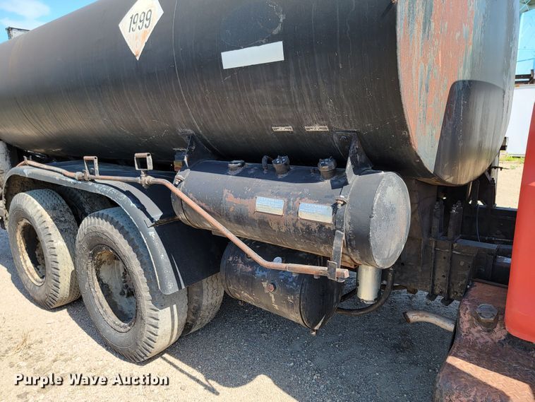 image for item KA9295 1973 Ford F750  oil distributor truck