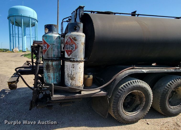 image for item KA9295 1973 Ford F750  oil distributor truck