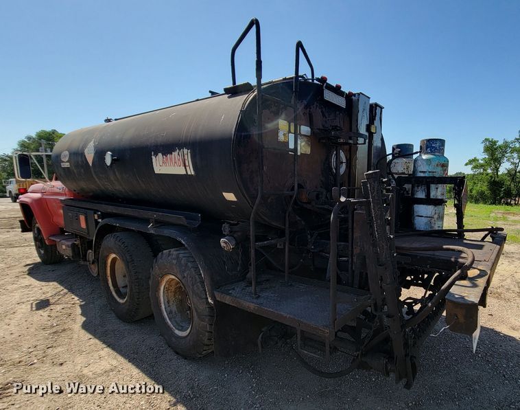 image for item KA9295 1973 Ford F750  oil distributor truck