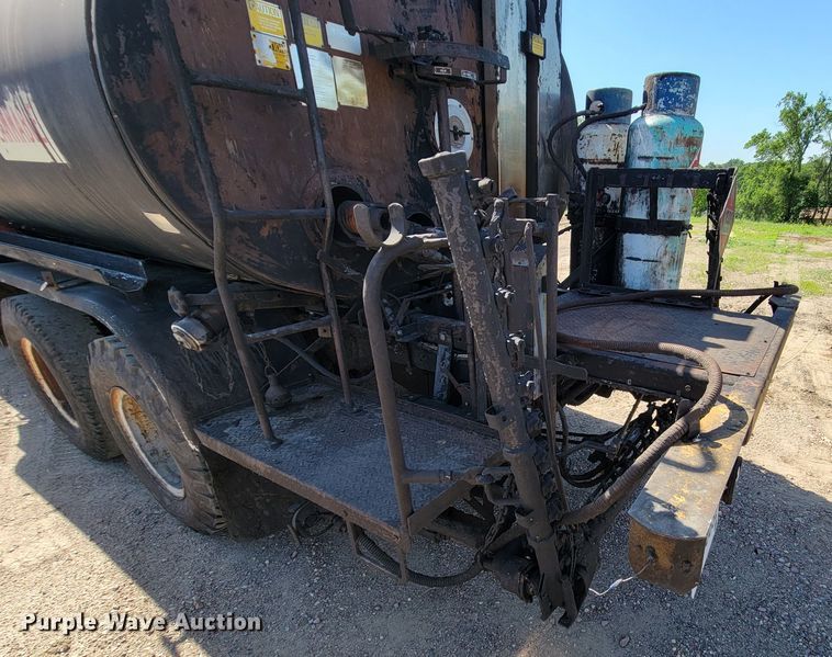 image for item KA9295 1973 Ford F750  oil distributor truck