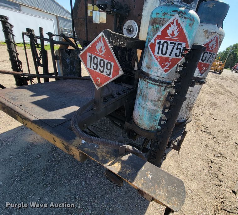 image for item KA9295 1973 Ford F750  oil distributor truck