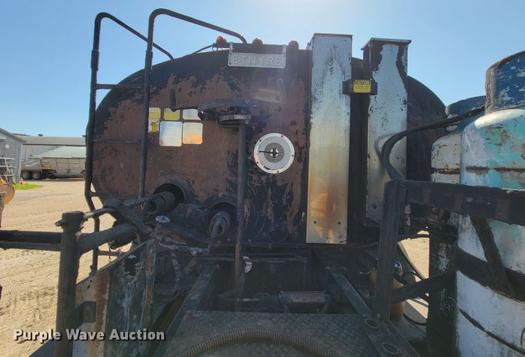 image for item KA9295 1973 Ford F750  oil distributor truck