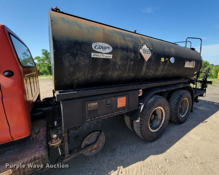 image for item KA9295 1973 Ford F750  oil distributor truck