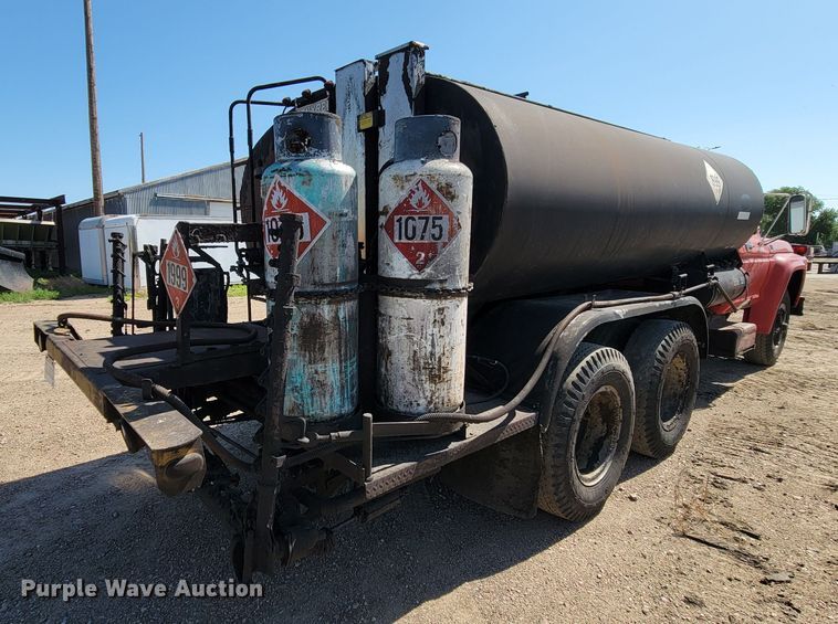 image for item KA9295 1973 Ford F750  oil distributor truck