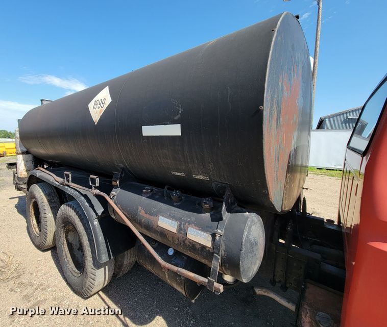 image for item KA9295 1973 Ford F750  oil distributor truck