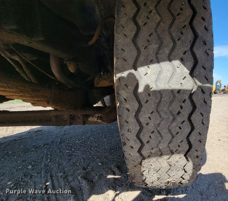 image for item KA9295 1973 Ford F750  oil distributor truck