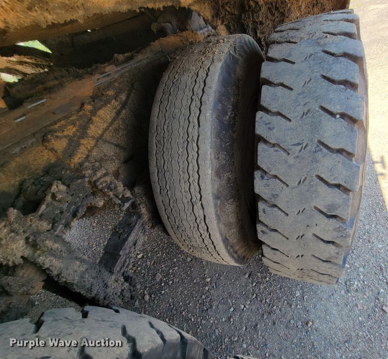 image for item KA9295 1973 Ford F750  oil distributor truck