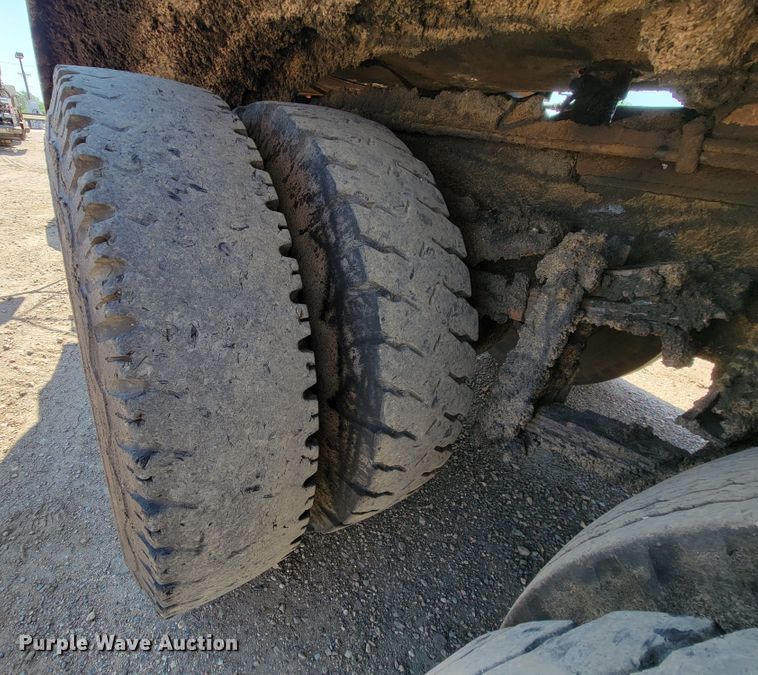 image for item KA9295 1973 Ford F750  oil distributor truck