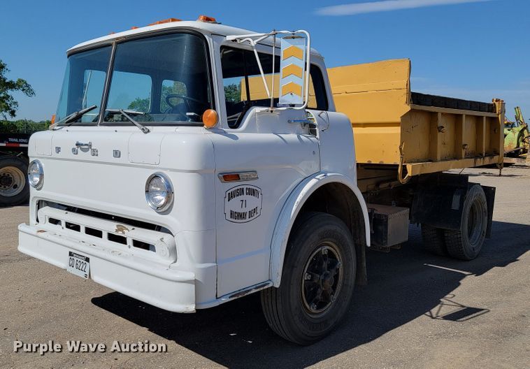 image for item KA9297 1983 Ford C700  dump truck