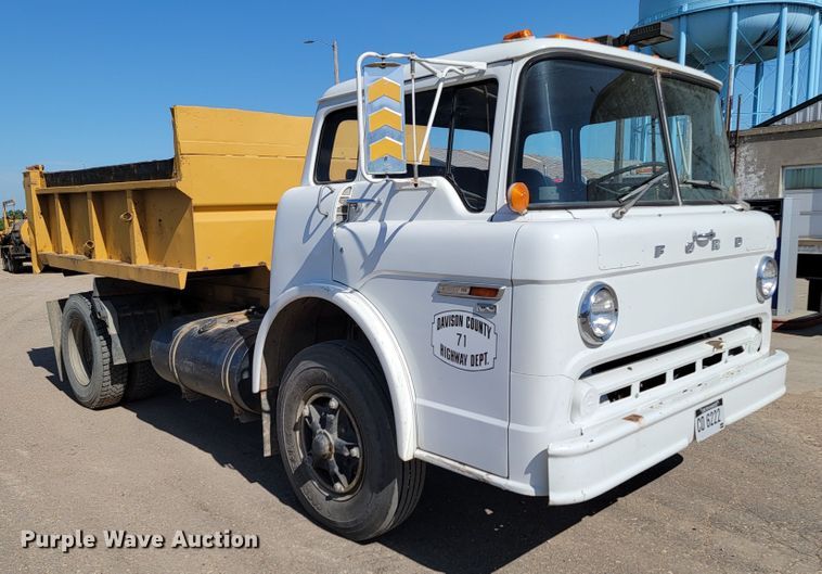 image for item KA9297 1983 Ford C700  dump truck