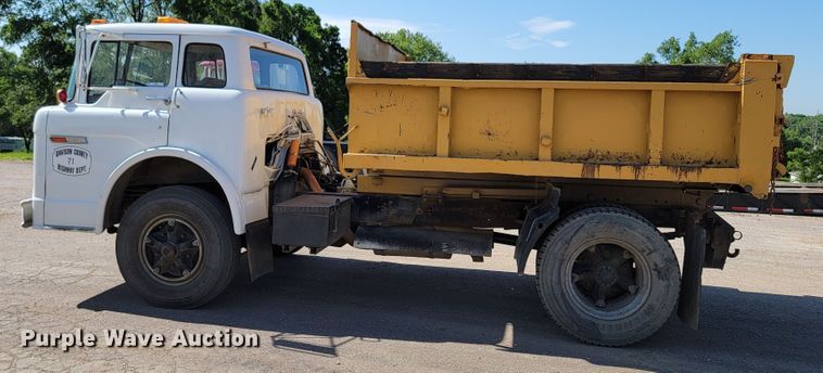 image for item KA9297 1983 Ford C700  dump truck
